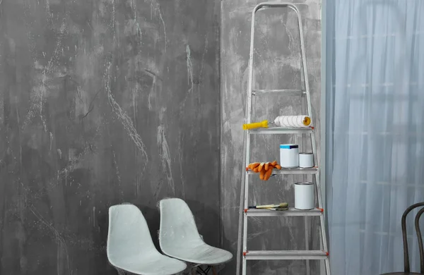 Ladder en set tools — Stockfoto