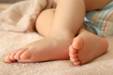 Küçük bebek bacakları