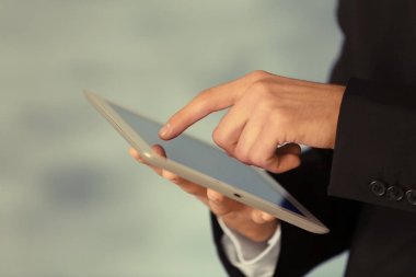 Tablet ekran dokunaklı parmak