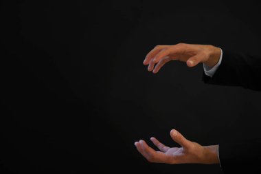 Eller bir şey tutuyor.