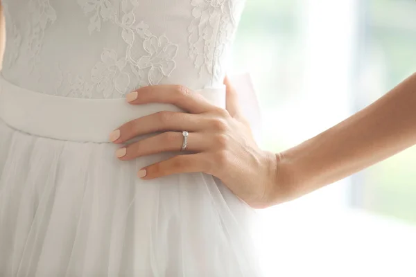 Bruidskamer hand met ring — Stockfoto