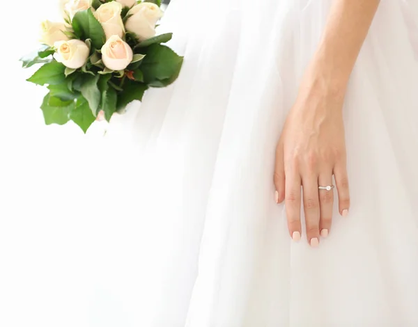 Main de mariée avec anneau — Photo