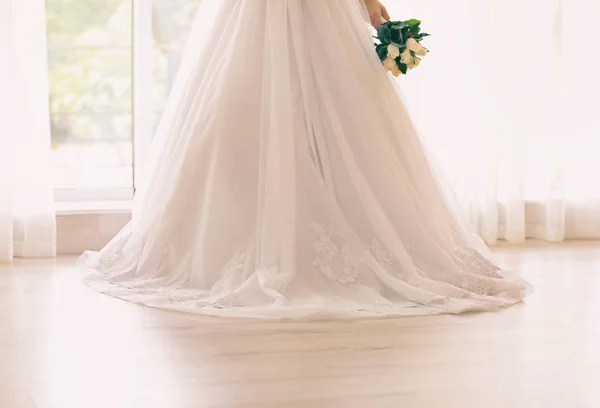 Невеста в красивом платье — стоковое фото