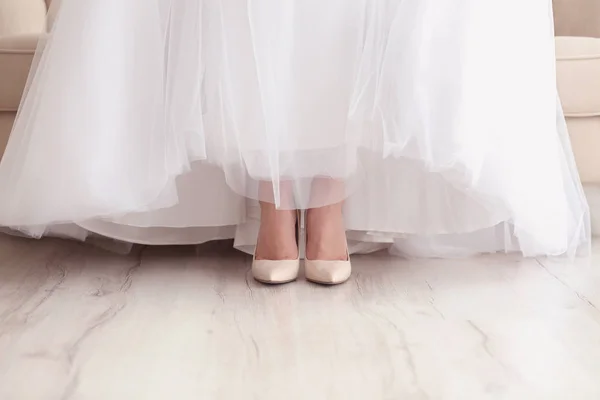 Mariée en robe de mariée et chaussures — Photo