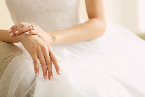 Noiva em vestido de casamento — Fotografia de Stock