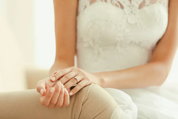 Manos de novia con anillo —  Fotos de Stock
