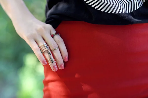 Hermosos anillos en la mano femenina —  Fotos de Stock