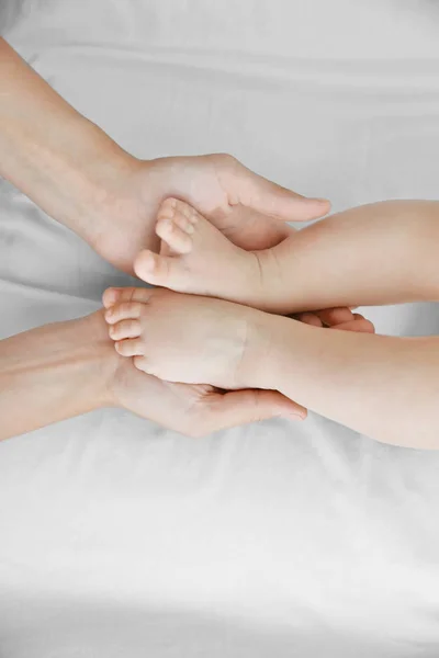 Matka držení nohy dítěte — Stock fotografie