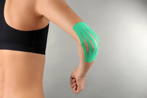 女性手肘与生理磁带 — 图库照片
