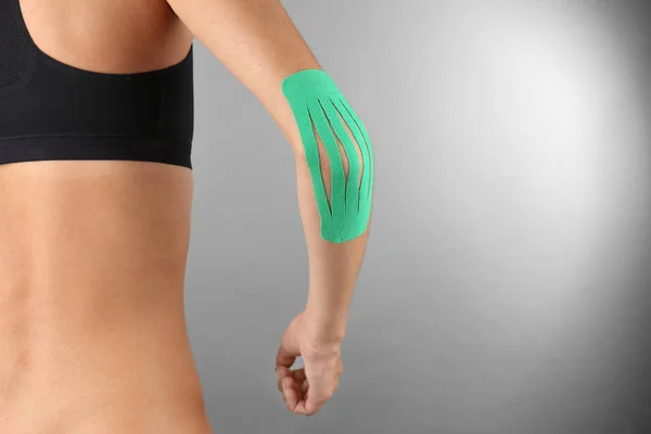 女性手肘与生理磁带 — 图库照片