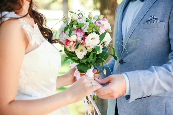 Güzel gelin ve damat — Stok fotoğraf