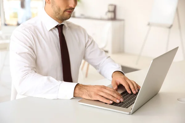 Manos escribiendo en el ordenador portátil —  Fotos de Stock