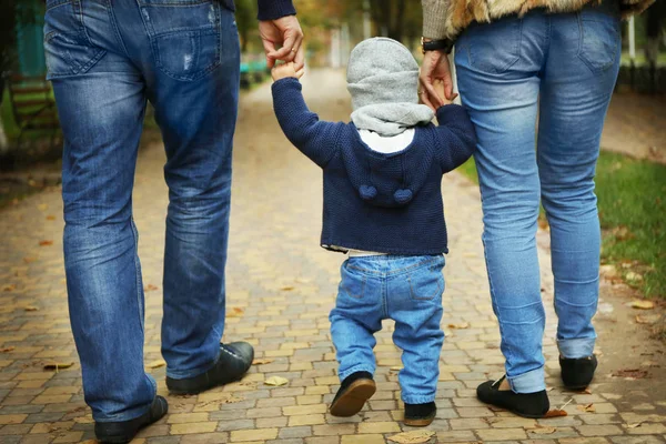 Familia con bebé niño — Foto de Stock