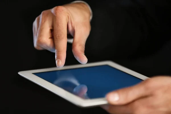 Joven Empresario con tablet — Foto de Stock