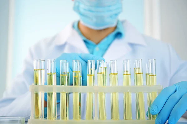 Doctor examining the urine — Stock Photo, Image