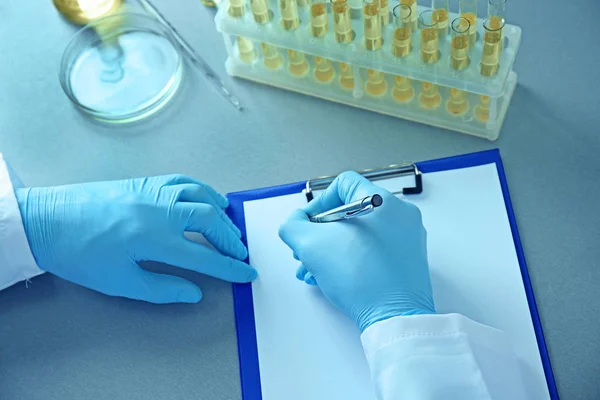 Doctor examining the urine — Stock Photo, Image