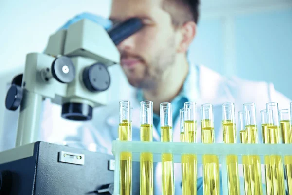 Médico examinando urina — Fotografia de Stock