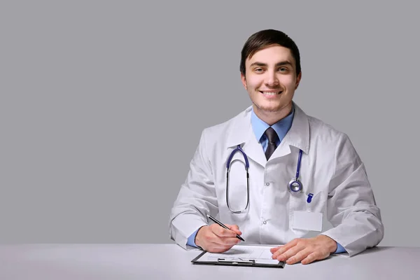 Unga läkare arbetar — Stockfoto