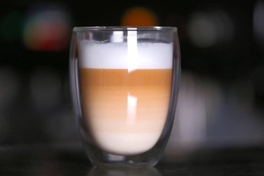 Bir fincan sıcak kahve.