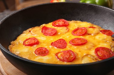 Taze pişmiş pizza.
