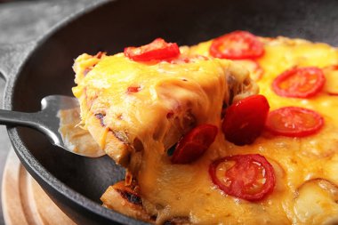 Taze pişmiş pizza.