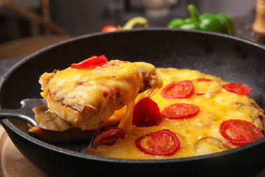 Taze pişmiş pizza.