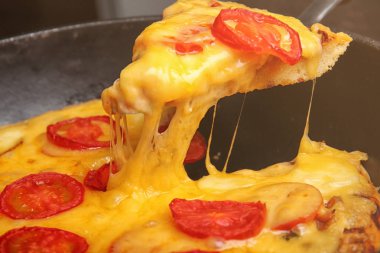 Taze pişmiş pizza.