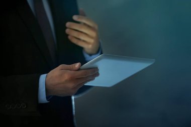 Tablet Bilgisayarlı İşadamı