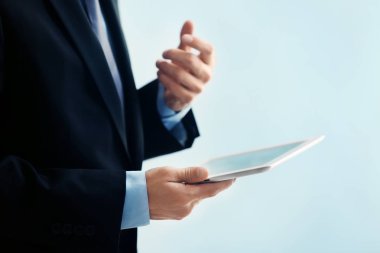 Tablet Bilgisayarlı İşadamı