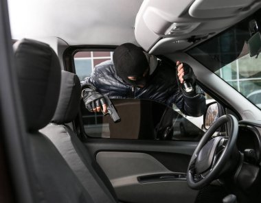 Erkek hırsız araba almak 