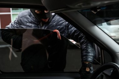 Erkek hırsız araba almak  