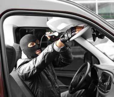 Erkek hırsız değerli çalmak 