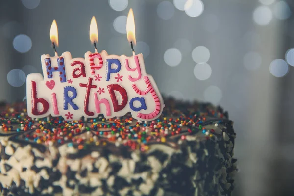 Tarta de cumpleaños en las luces — Foto de Stock