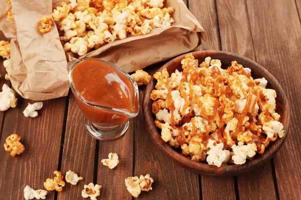 Sweet popcorn and caramel sauce — Stock Photo, Image