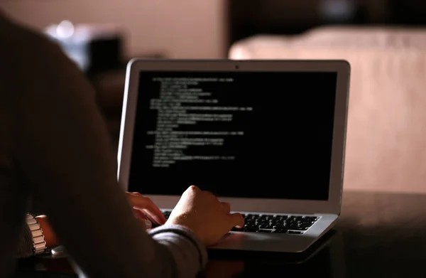 Vrouw werkt met laptop — Stockfoto