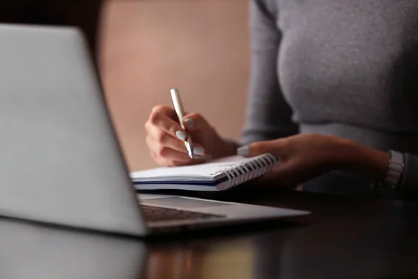 Mulher trabalhando com laptop — Fotografia de Stock