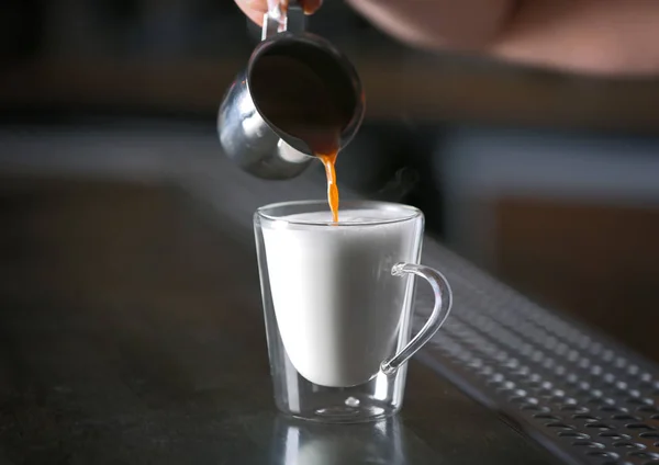 Persiapan minum kopi di kafe — Stok Foto