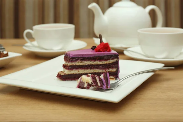 Тарелка с вкусным тортом — стоковое фото