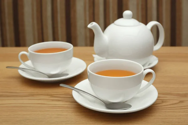 Zwei Tassen heißen Tee und Teekanne — Stockfoto