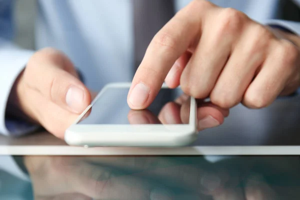 Hombre de negocios usando smartphone — Foto de Stock