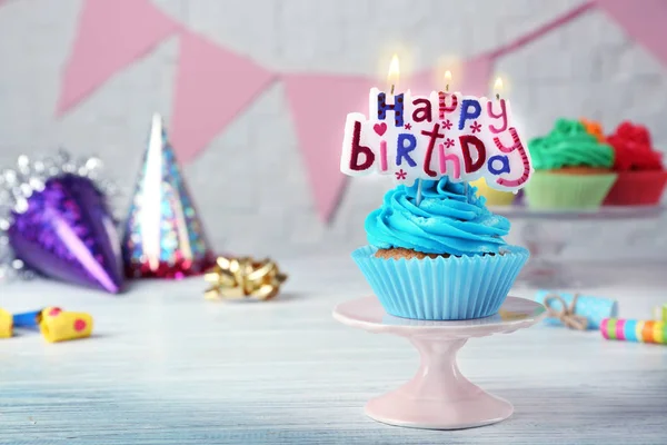 Bolo de aniversário com atributos de festa — Fotografia de Stock