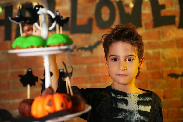 Милий хлопчик в костюмі Хеллоуїна — стокове фото