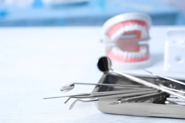 Ferramentas odontológicas na bacia médica na mesa — Fotografia de Stock