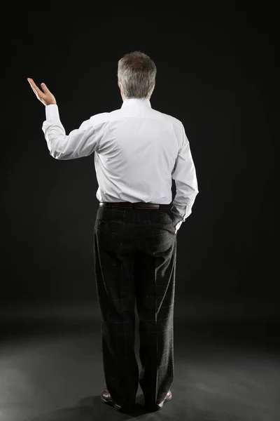 Uomo d'affari anziano in piedi — Foto Stock