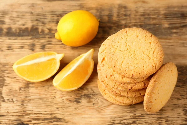 Лимонное печенье и свежие фрукты — стоковое фото