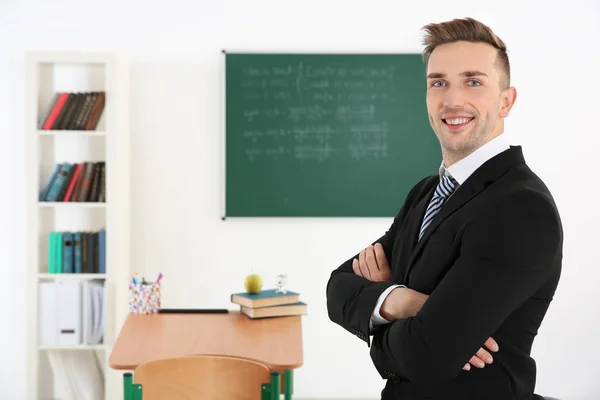 Mężczyzna nauczyciel w klasie — Zdjęcie stockowe