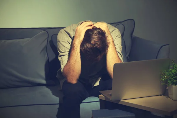 Jovem Cansado Trabalhando Com Laptop Casa Noite — Fotografia de Stock