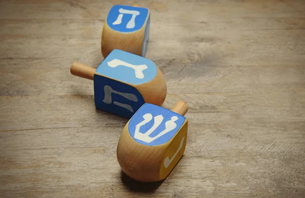 Dreidels för Hanukkah på bord — Stockfoto