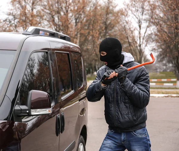 Dieb will Auto aufbrechen — Stockfoto