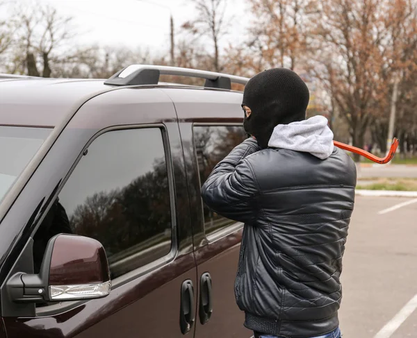 Ladrão masculino vai quebrar carro — Fotografia de Stock